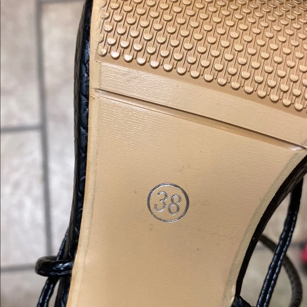 Elegant Black Heels with Classic Design Size 7.5